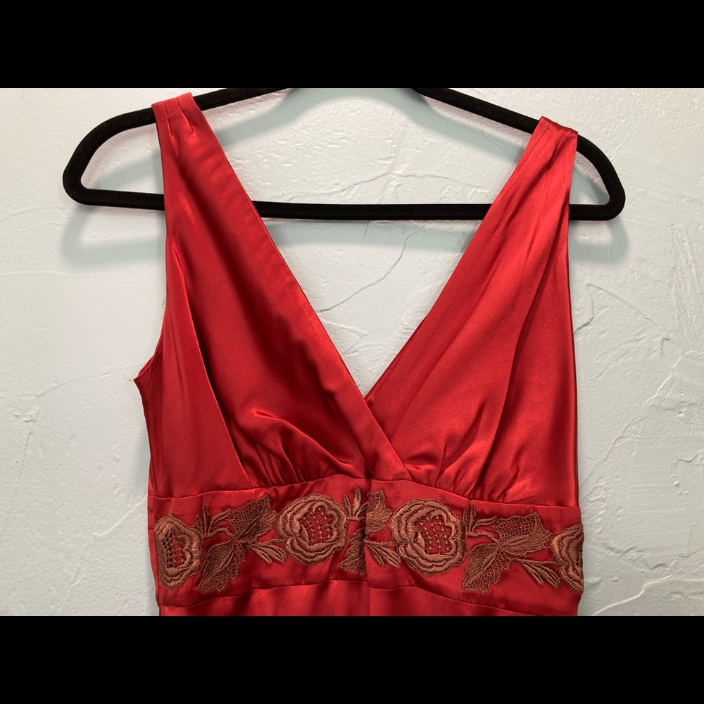 Newport News- Vintage 
6 100% silk
Crimson with brown lace
Side zipper